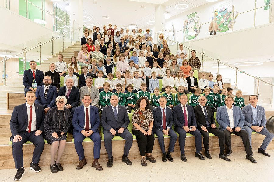 Vladimir Medinsky, Aide to the President of the Russian Federation, Chairman of the Russian Military-historical Society, First Secretary of the Union of Writers of Russia, and Ilya Seredyuk, Governor of Kuzbass, Visited the Intellect Academy School